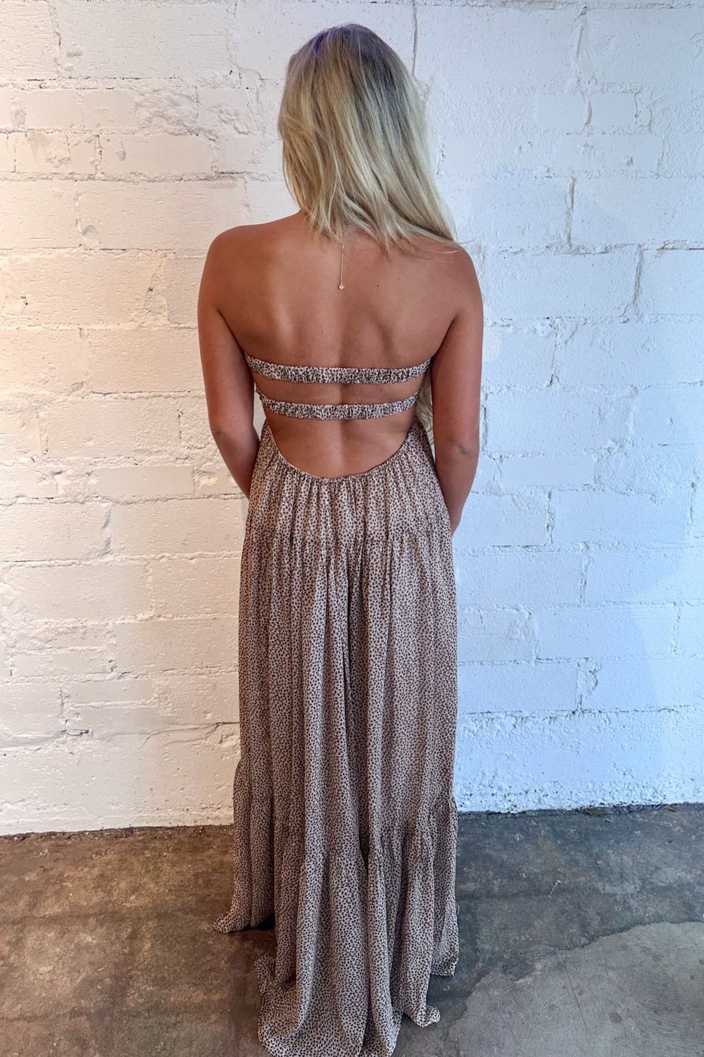 Available in brown with a ditsy floral print
Twisted front detail for added style
Flowy, maxi-length design
Soft, lightweight fabric for all-day comfort