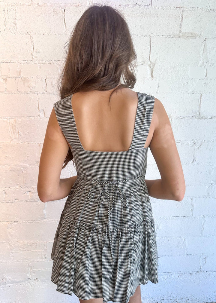 Flowy, vintage-inspired silhouette
Timeless black color for easy styling
Feminine, relaxed fit for comfort and elegance
Versatile design for casual or dressy occasions